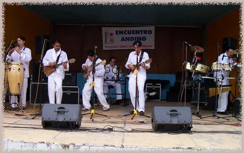 Arperus con camisas blancas durante una actuación al aire libre