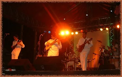 Músicos de Arperus bajo luces anaranjadas