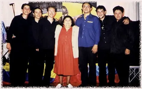 Retrato colectivo de músicos junto a una invitada
