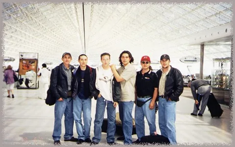 Fotografía del grupo en un recinto cubierto