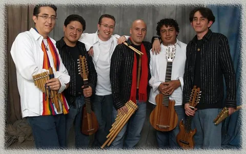 Músicos reunidos con instrumentos de cuerda y vientos andinos