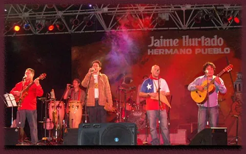 Arperus interpreta sus canciones con iluminación roja