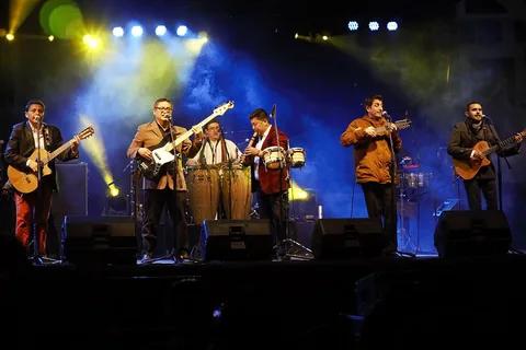 Arperus en concierto bajo iluminación azul y amarilla